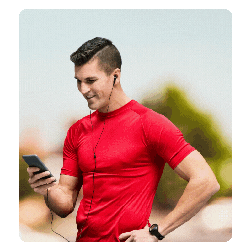 Représentant d'une association complétant sa demande de subvention auprès de sa collectivité depuis son téléphone