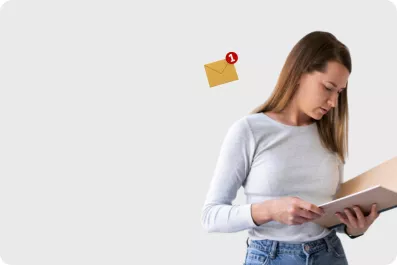 Secrétaire de mairie réceptionnant du courrier