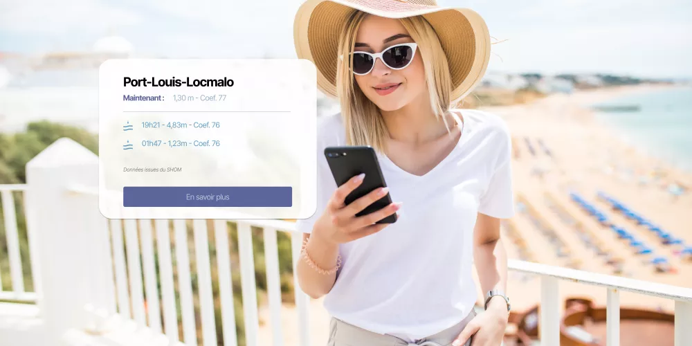 une femme regardant le coefficient de marées sur l'application mobile de son lieu de vacances