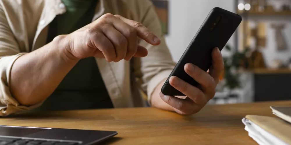 Citoyen réalisant une démarche administrative sur smartphone via un service numérique de relation citoyen