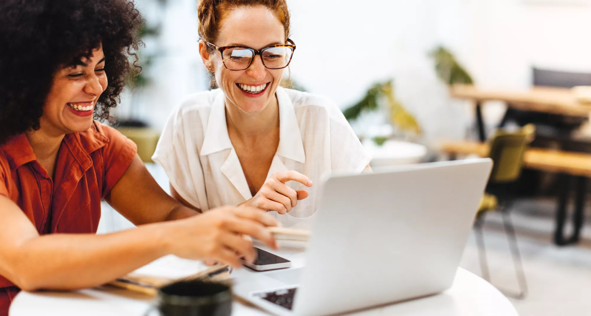 Deux femmes prenant rendez-vous en ligne avec leur mairie