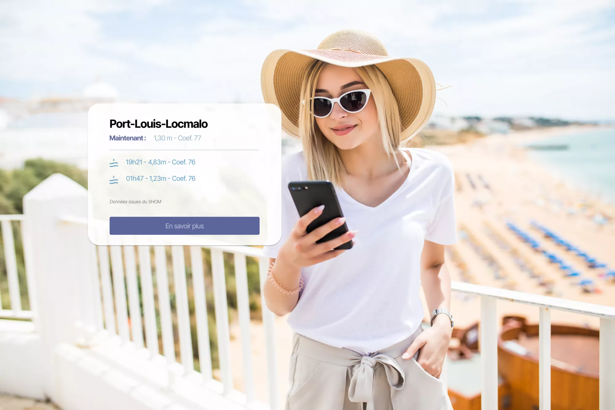 une femme regardant le coefficient de marées sur l'application mobile de son lieu de vacances