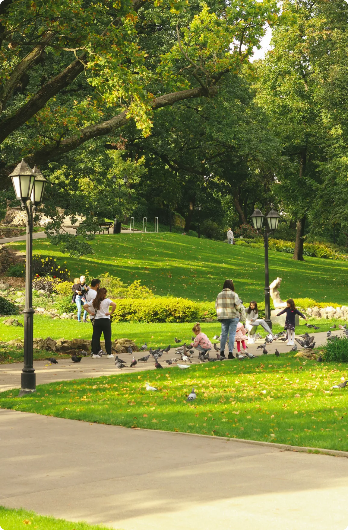 Parc joli et propre avec familles et enfants